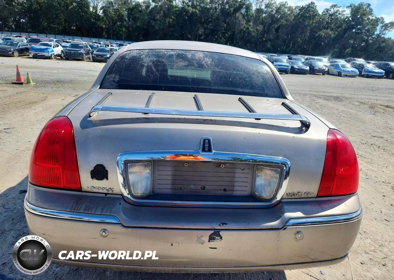 2003 Lincoln Town Car Signature VIN:1LNHM82W73Y602788 - 6