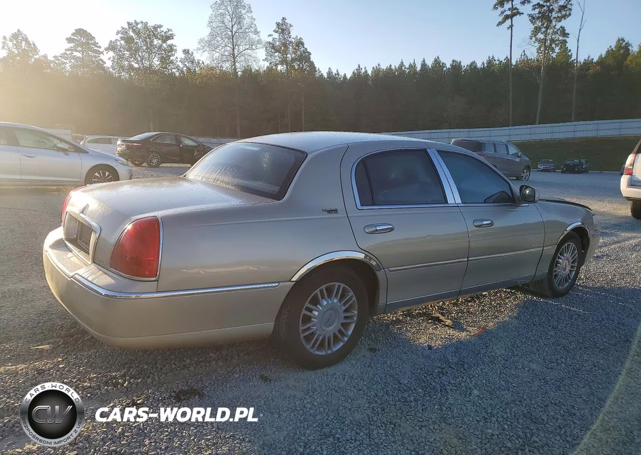 2008 Lincoln Town Car Signature Limited VIN:2LNHM82W98X658738 - 3
