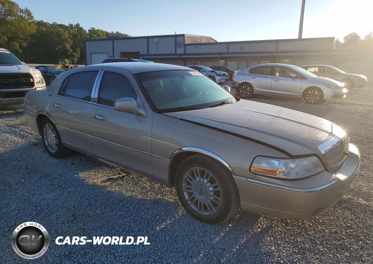 2008 Lincoln Town Car Signature Limited VIN:2LNHM82W98X658738 - 4