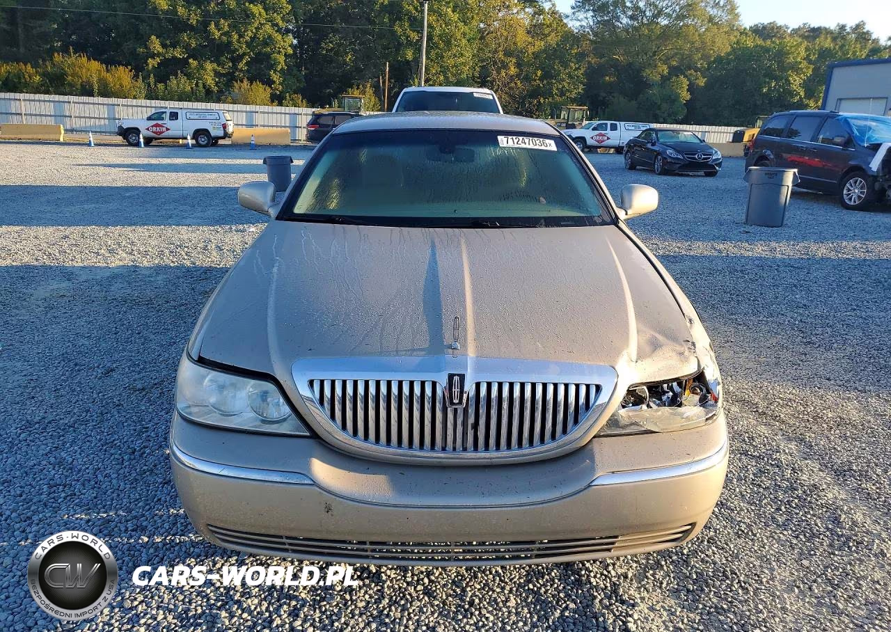 2008 Lincoln Town Car Signature Limited VIN:2LNHM82W98X658738 - 5