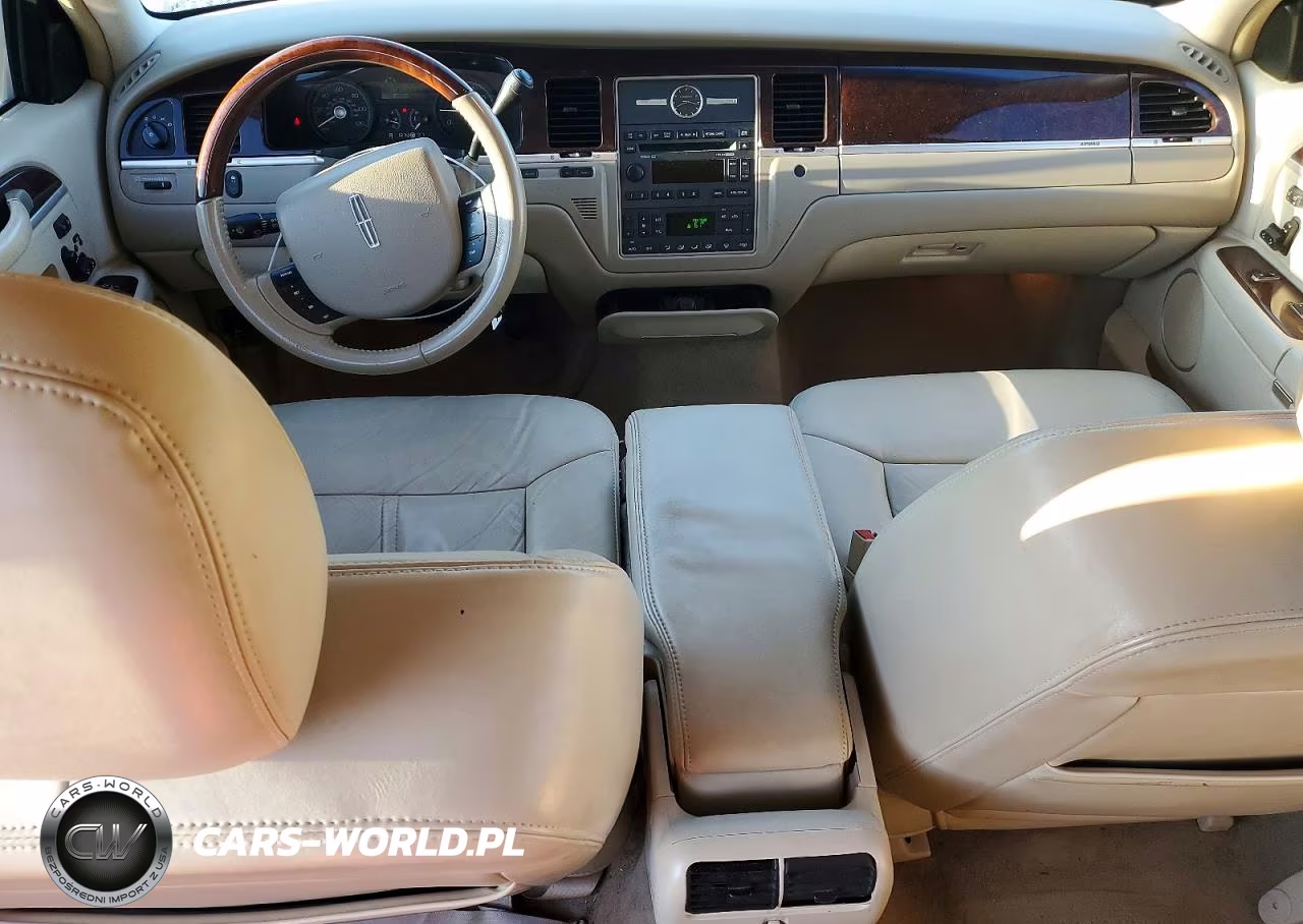 2008 Lincoln Town Car Signature Limited VIN:2LNHM82W98X658738 - 8