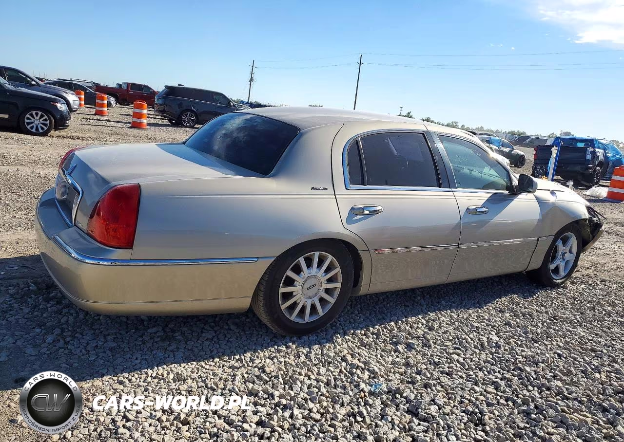 2007 Lincoln Town Car Signature VIN:1LNHM81V07Y606888 - 3