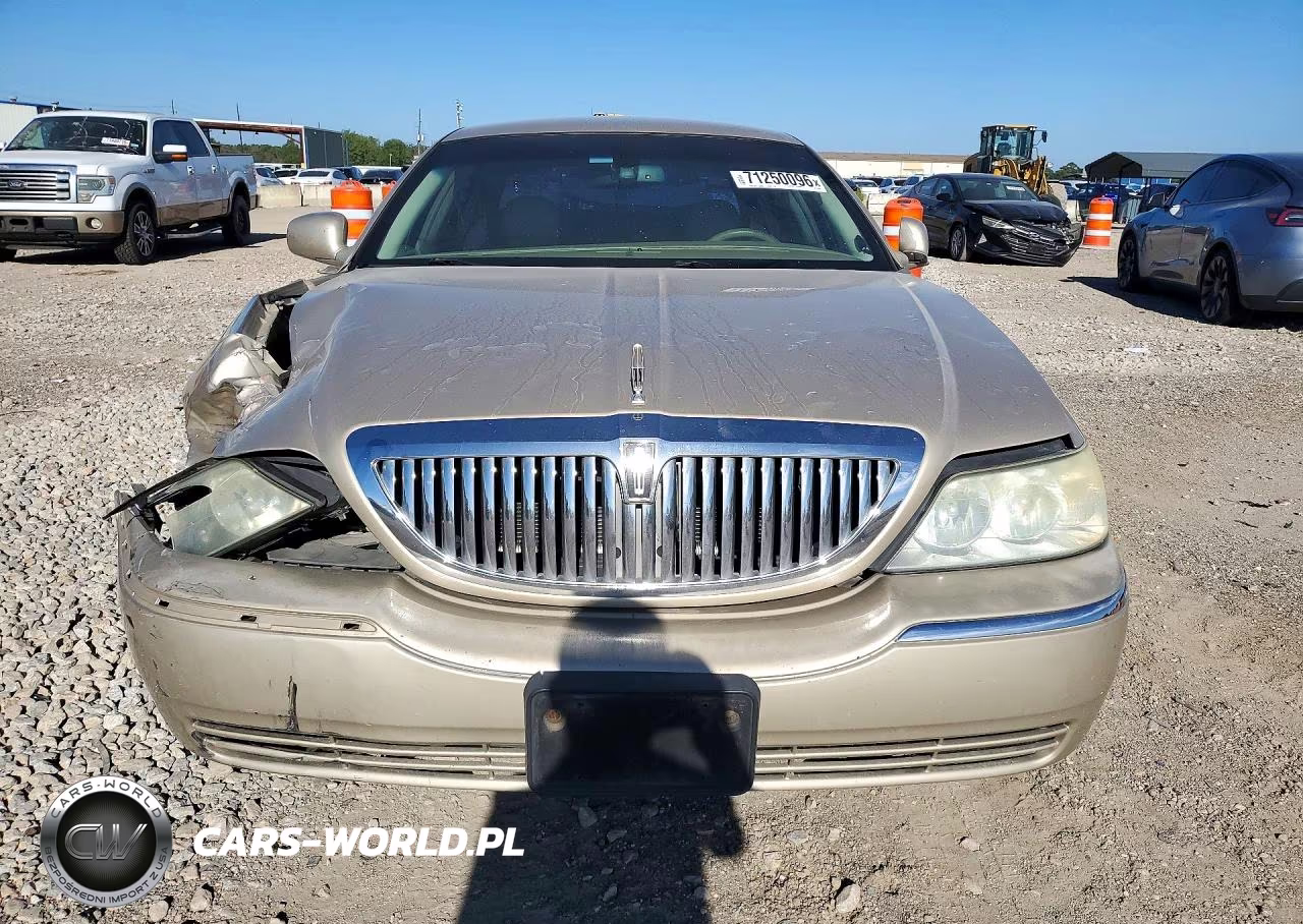 2007 Lincoln Town Car Signature VIN:1LNHM81V07Y606888 - 5