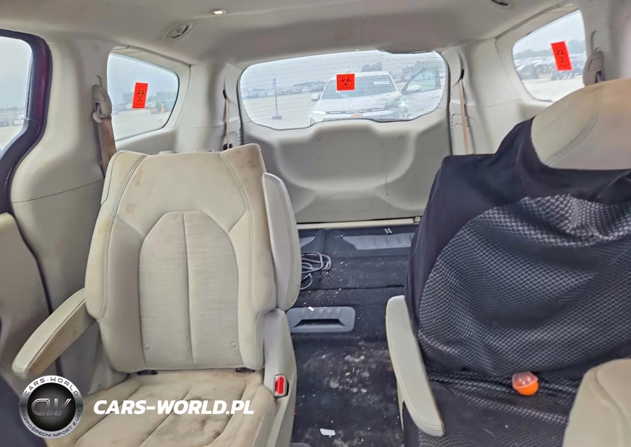 2018 Chrysler Pacifica Hybrid Touring Plus VIN:2C4RC1H71JR236606 - 10