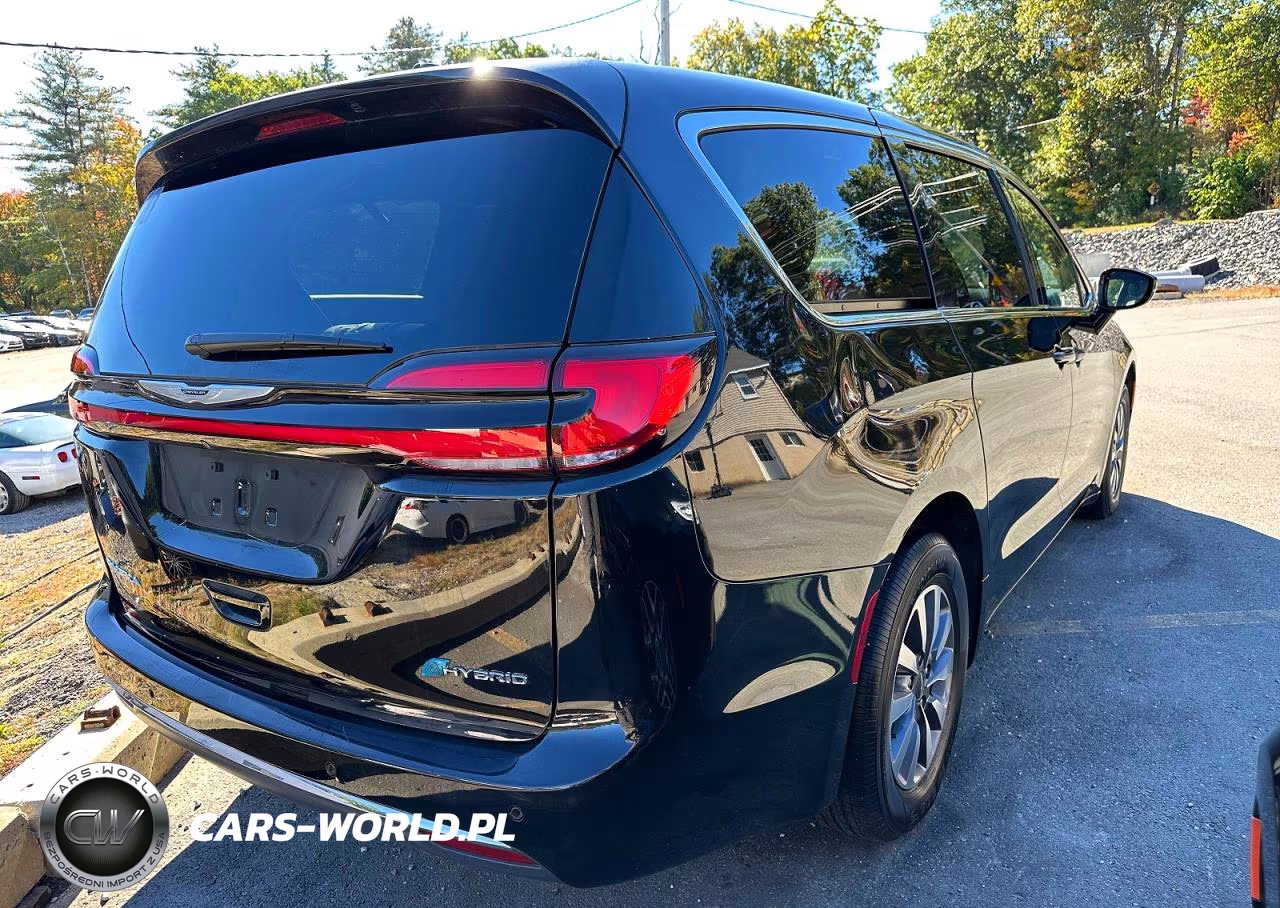 2025 Chrysler Pacifica Hybrid Select VIN:2C4RC1S70SR572967 - 3