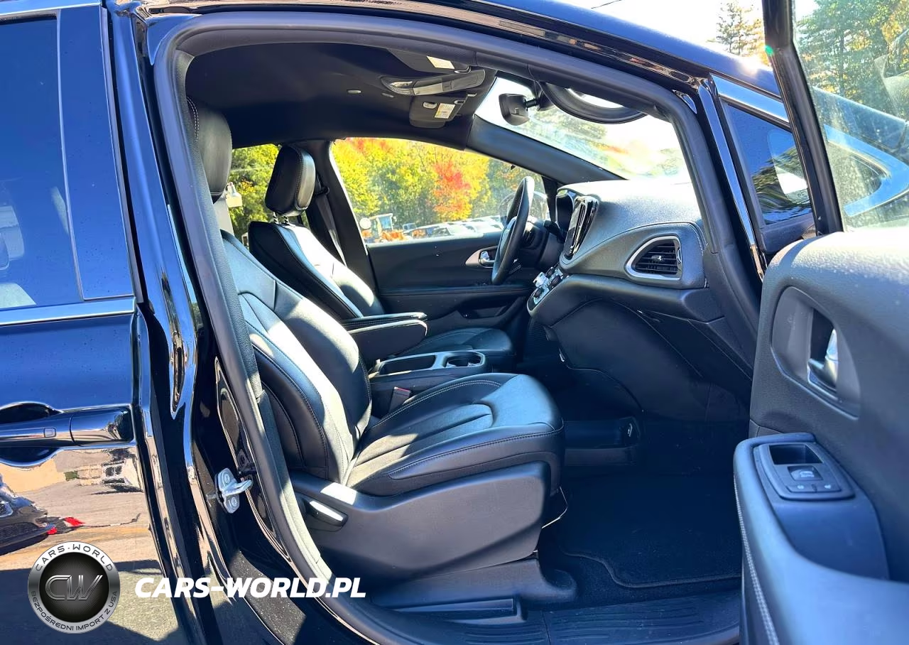 2025 Chrysler Pacifica Hybrid Select VIN:2C4RC1S70SR572967 - 6