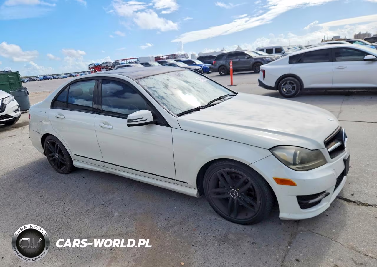 2012 Mercedes-Benz C 300 4Matic VIN:WDDGF8BB9CA724977 - 4