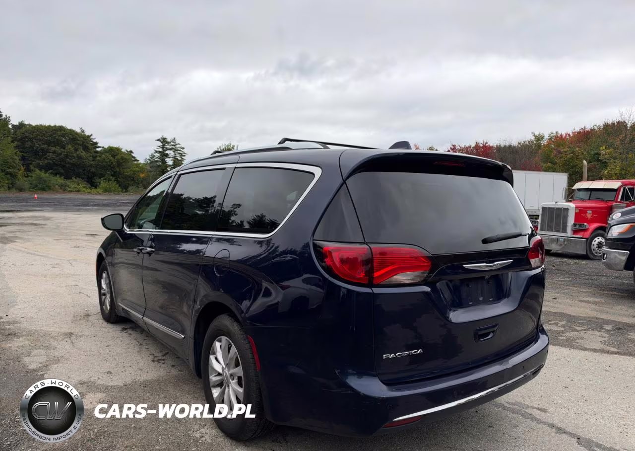 2019 Chrysler Pacifica Touring L VIN:2C4RC1BG0KR552637 - 3