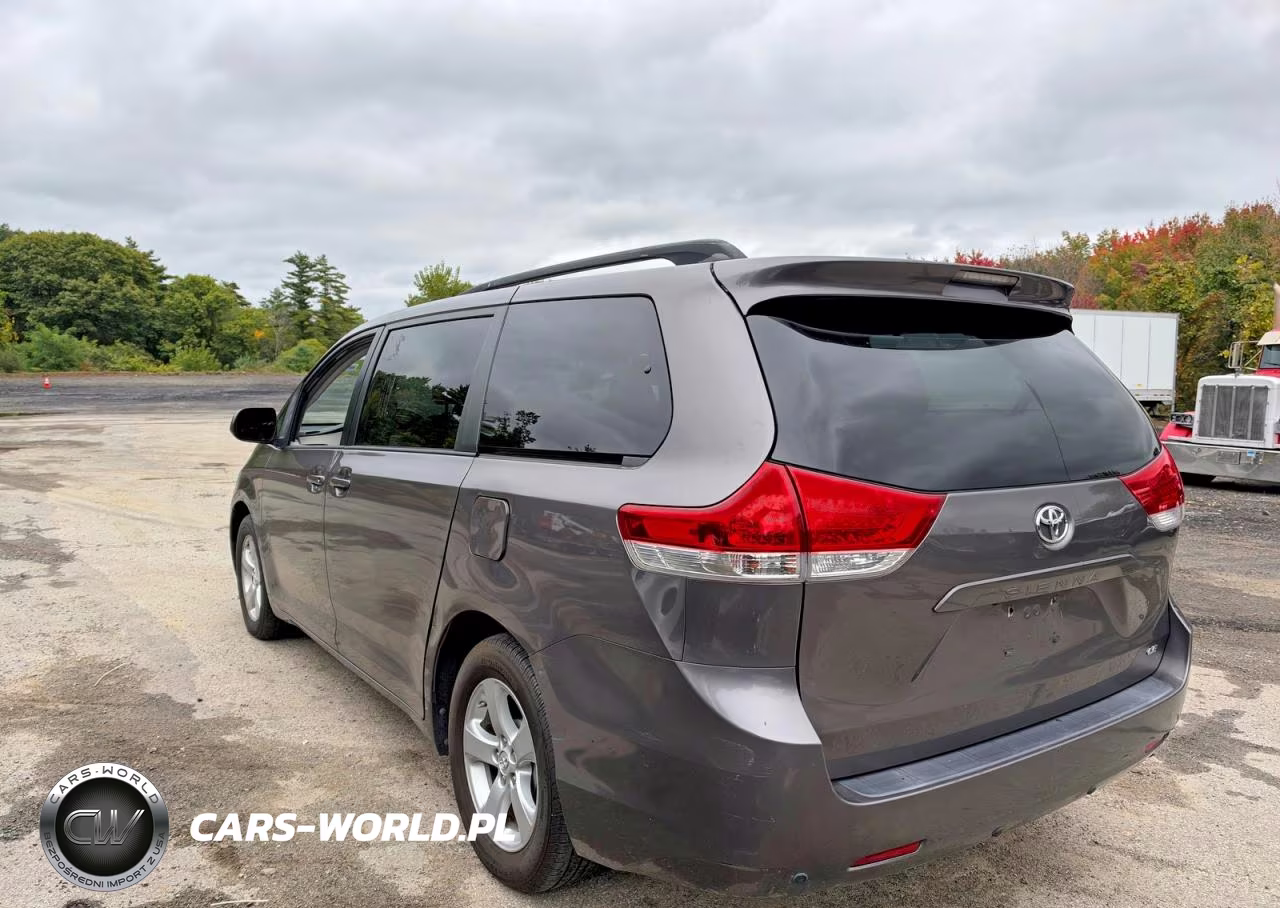 2014 Toyota Sienna Le VIN:5TDKK3DC2ES495878 - 3