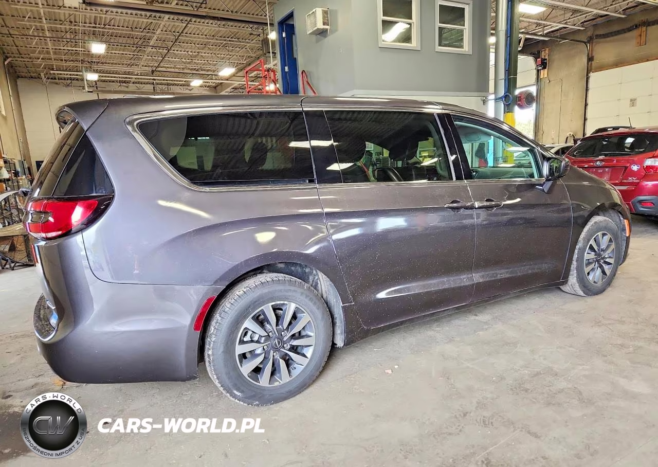2022 Chrysler Pacifica Hybrid Touring L VIN:2C4RC1L79NR238729 - 3