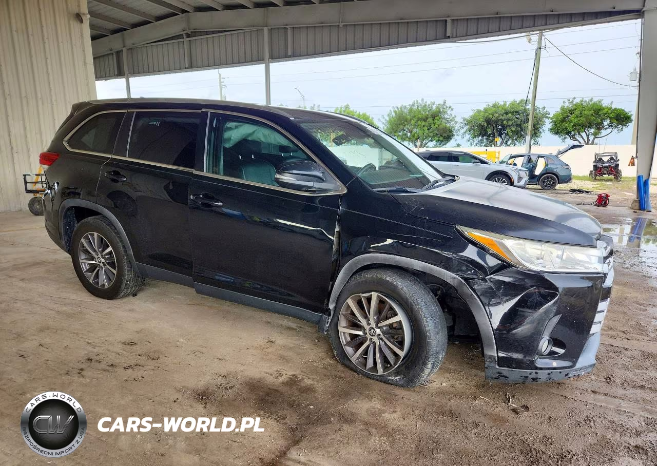 2019 Toyota Highlander Xle VIN:5TDKZRFH1KS334974 - 4