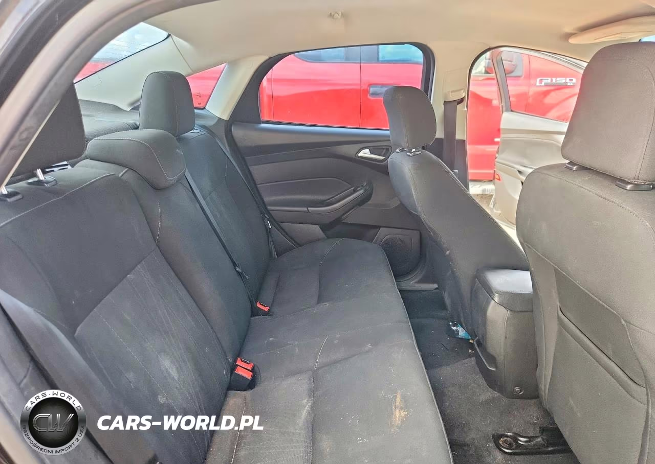 2016 Ford Focus Se VIN:1FADP3F22GL305652 - 10