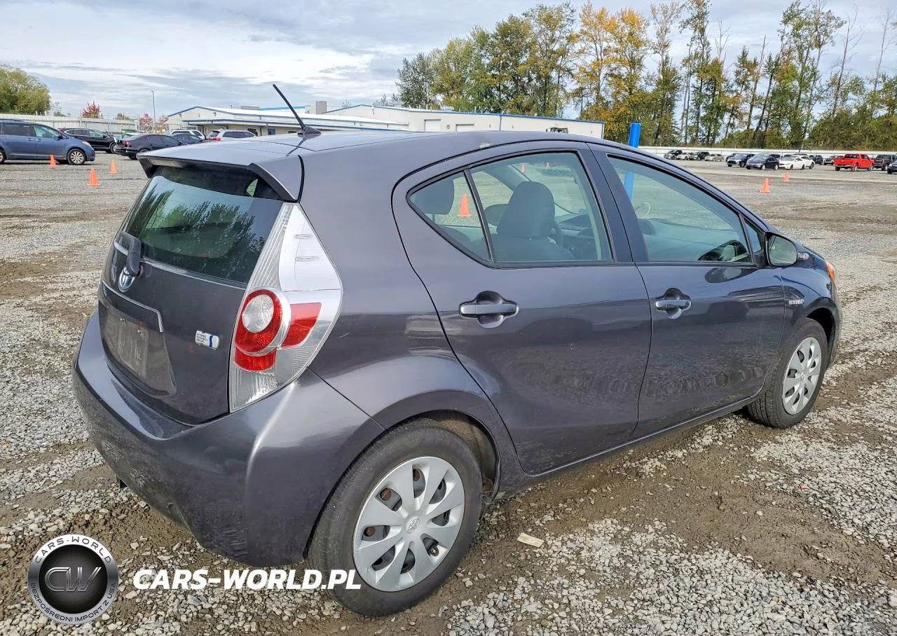 2014 Toyota Prius C Two VIN:JTDKDTB37E1569466 - 3