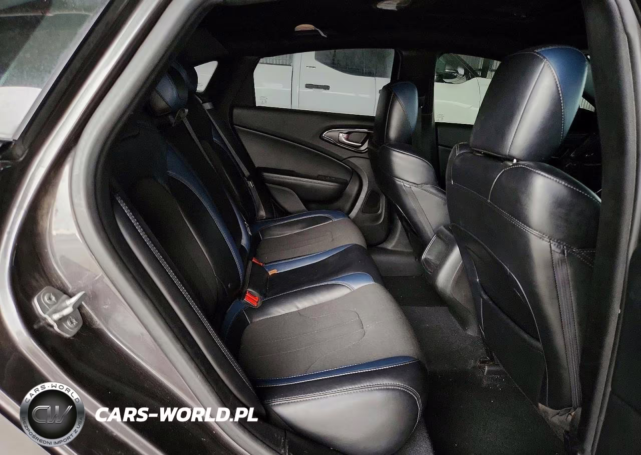 2015 Chrysler 200 S VIN:1C3CCCBB2FN692850 - 10