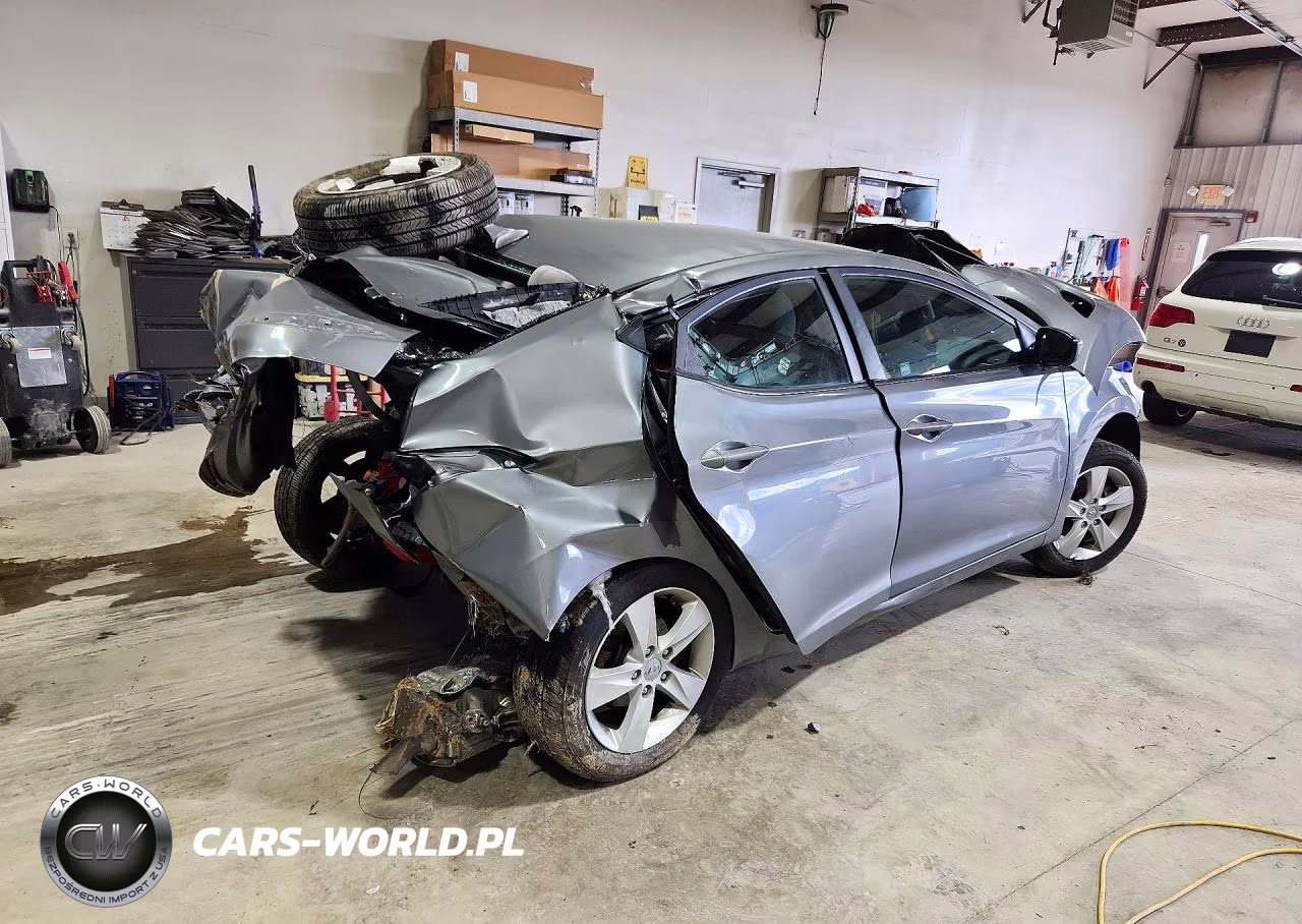 2013 Hyundai Elantra Gls VIN:5NPDH4AE5DH379937 - 3