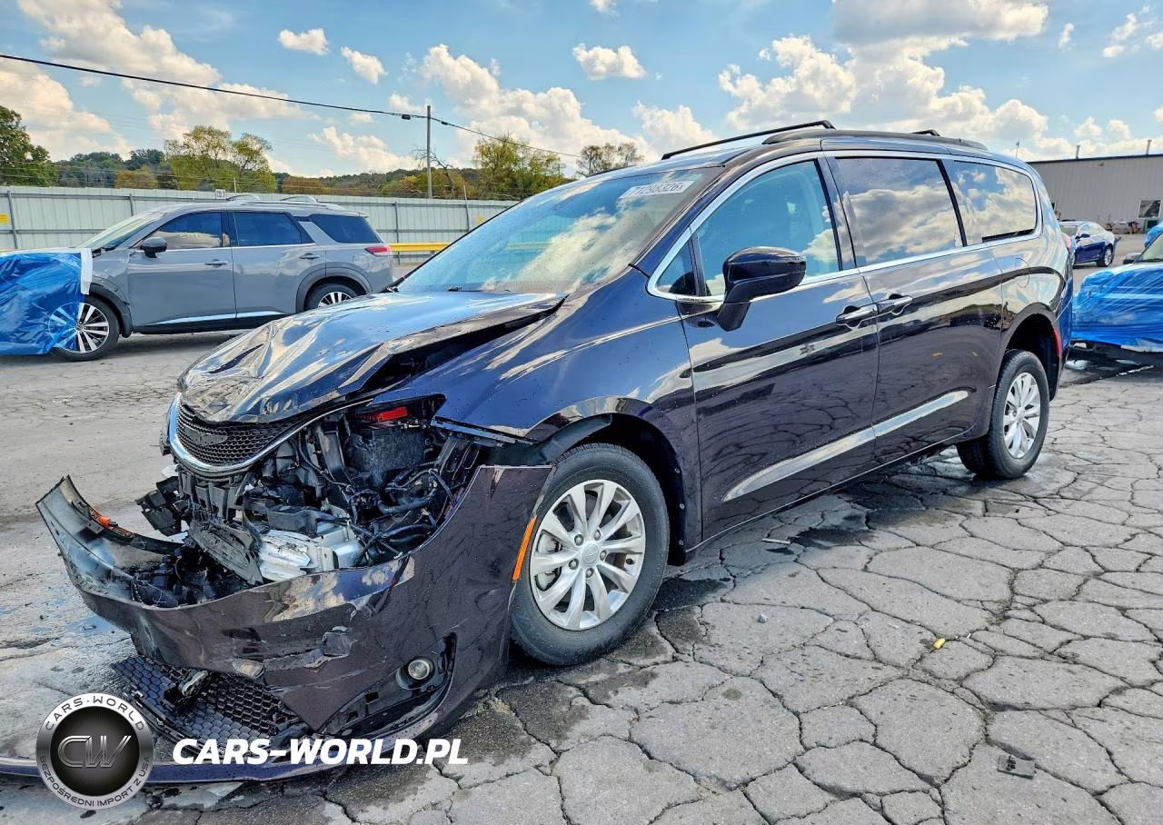 2018 Chrysler Pacifica Touring Plus VIN:2C4RC1FG1JR100866 - 1