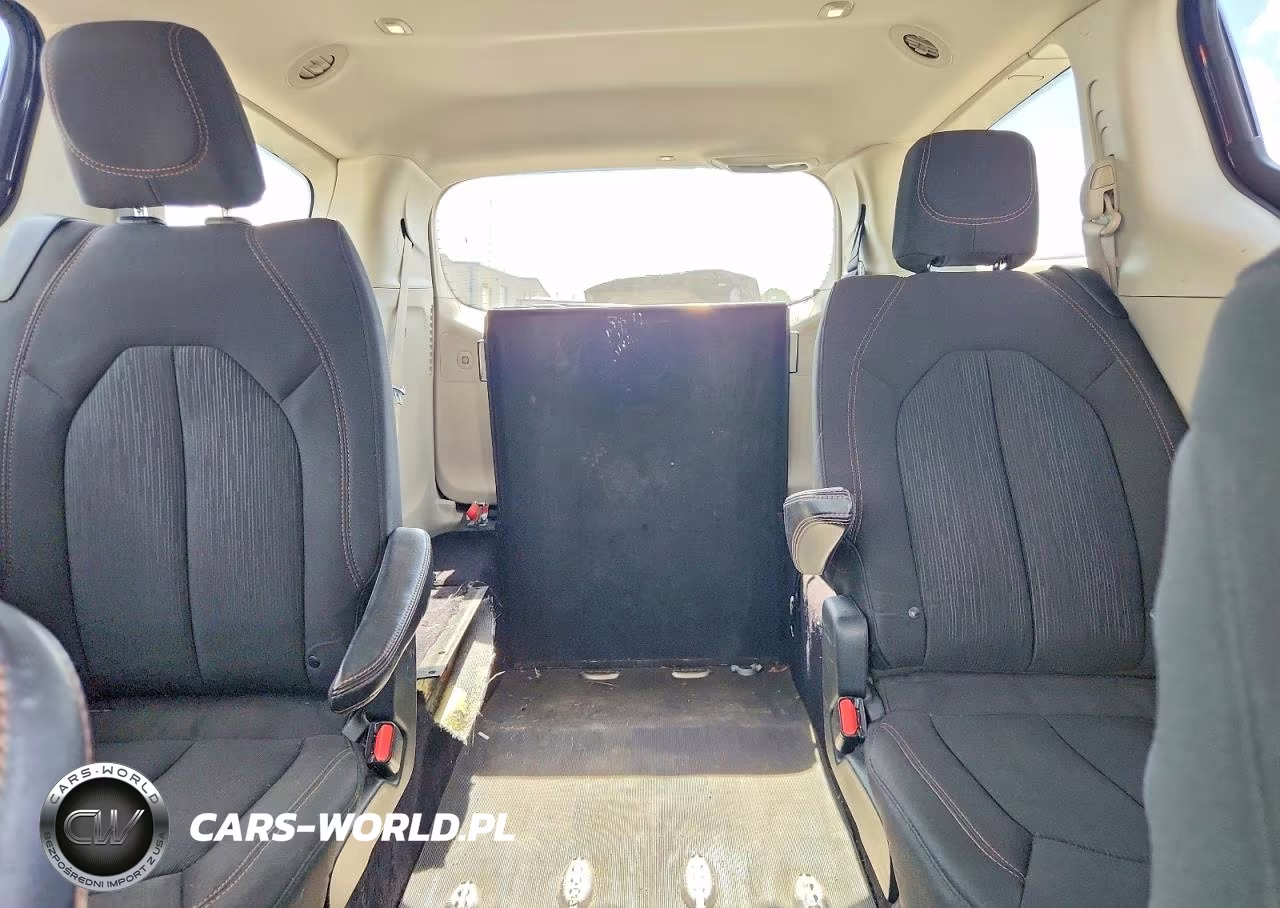 2018 Chrysler Pacifica Touring Plus VIN:2C4RC1FG1JR100866 - 10