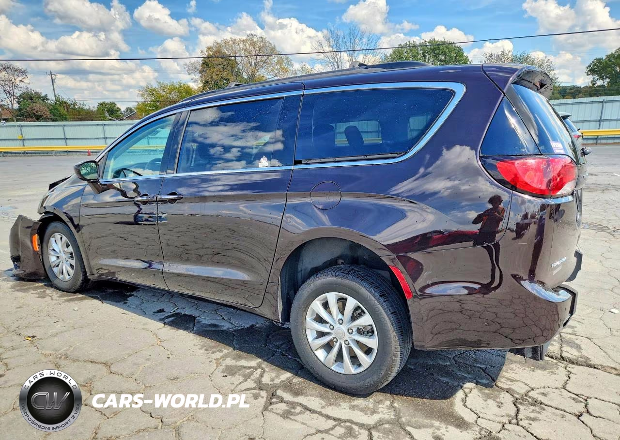 2018 Chrysler Pacifica Touring Plus VIN:2C4RC1FG1JR100866 - 2