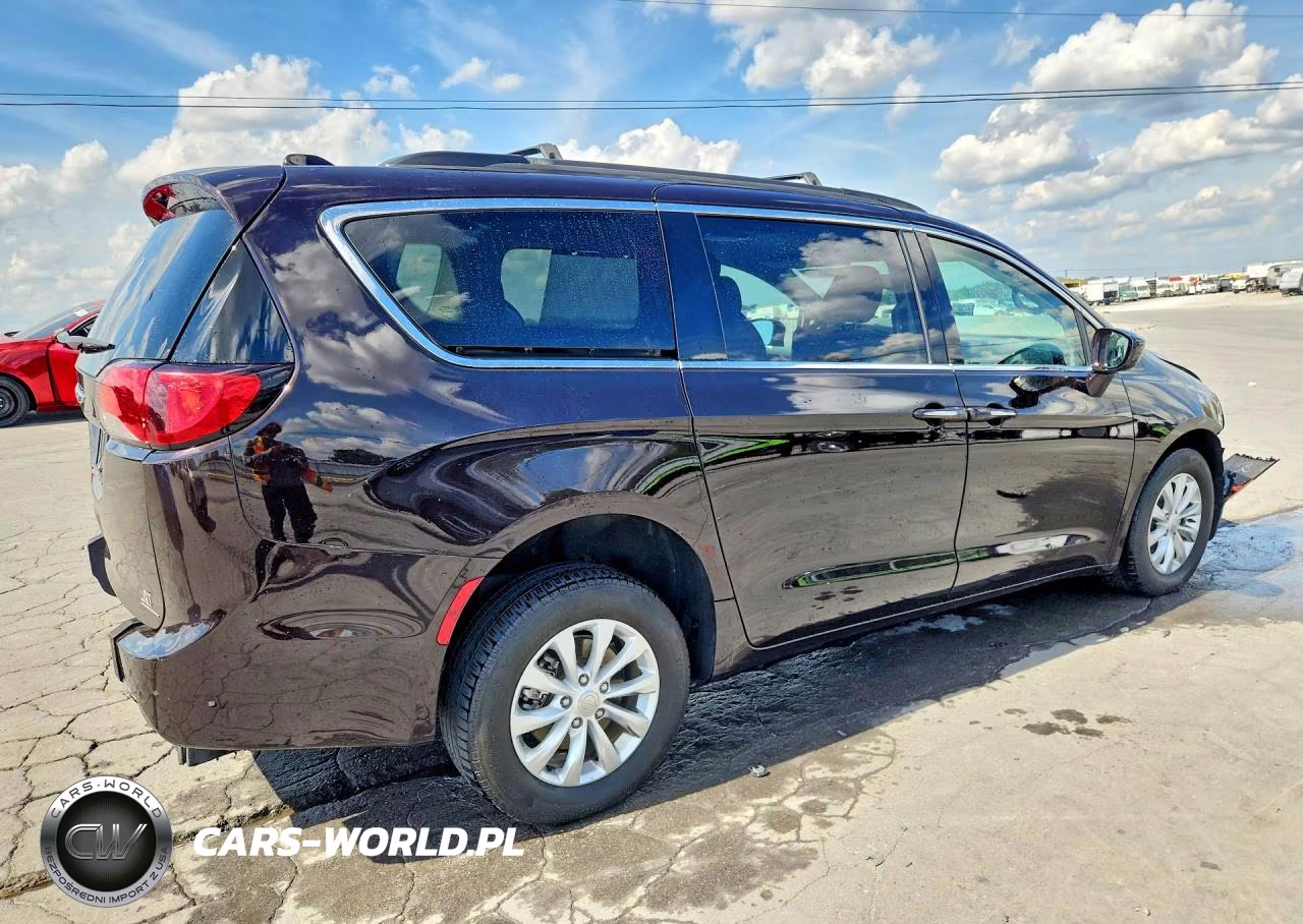 2018 Chrysler Pacifica Touring Plus VIN:2C4RC1FG1JR100866 - 3