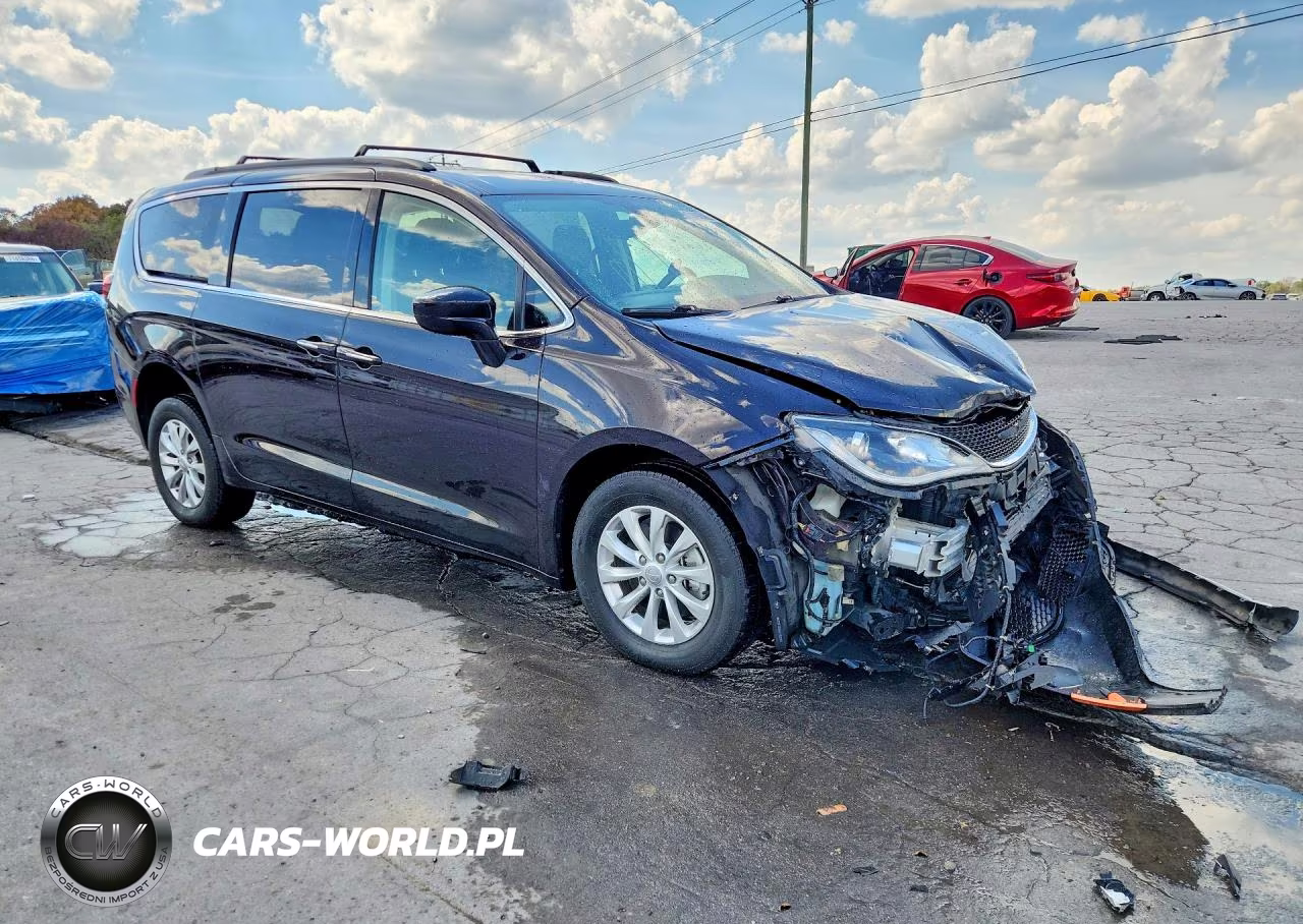 2018 Chrysler Pacifica Touring Plus VIN:2C4RC1FG1JR100866 - 4