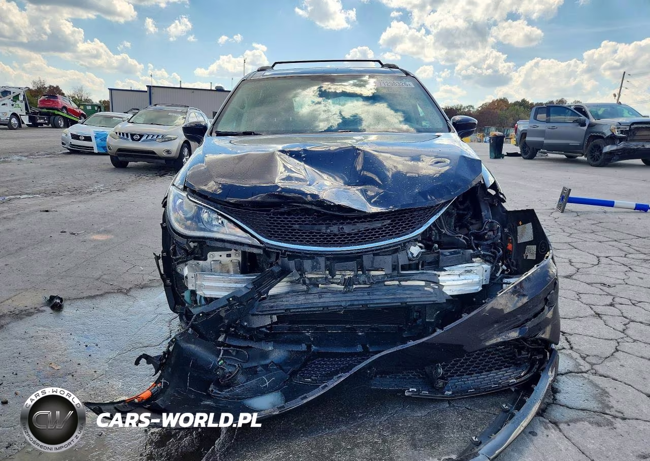2018 Chrysler Pacifica Touring Plus VIN:2C4RC1FG1JR100866 - 5