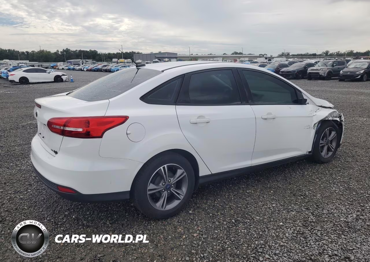 2018 Ford Focus Se VIN:1FADP3F2XJL209159 - 3
