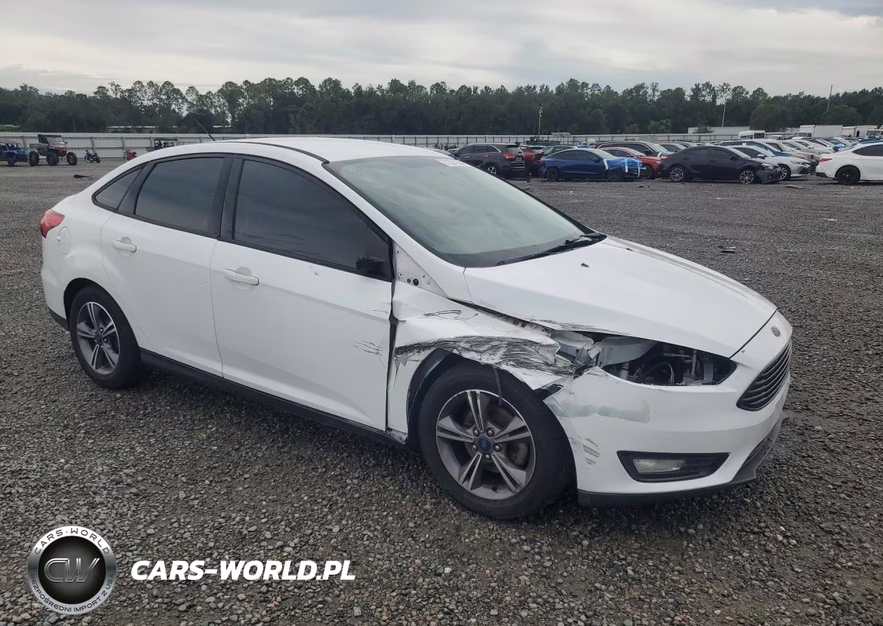 2018 Ford Focus Se VIN:1FADP3F2XJL209159 - 4