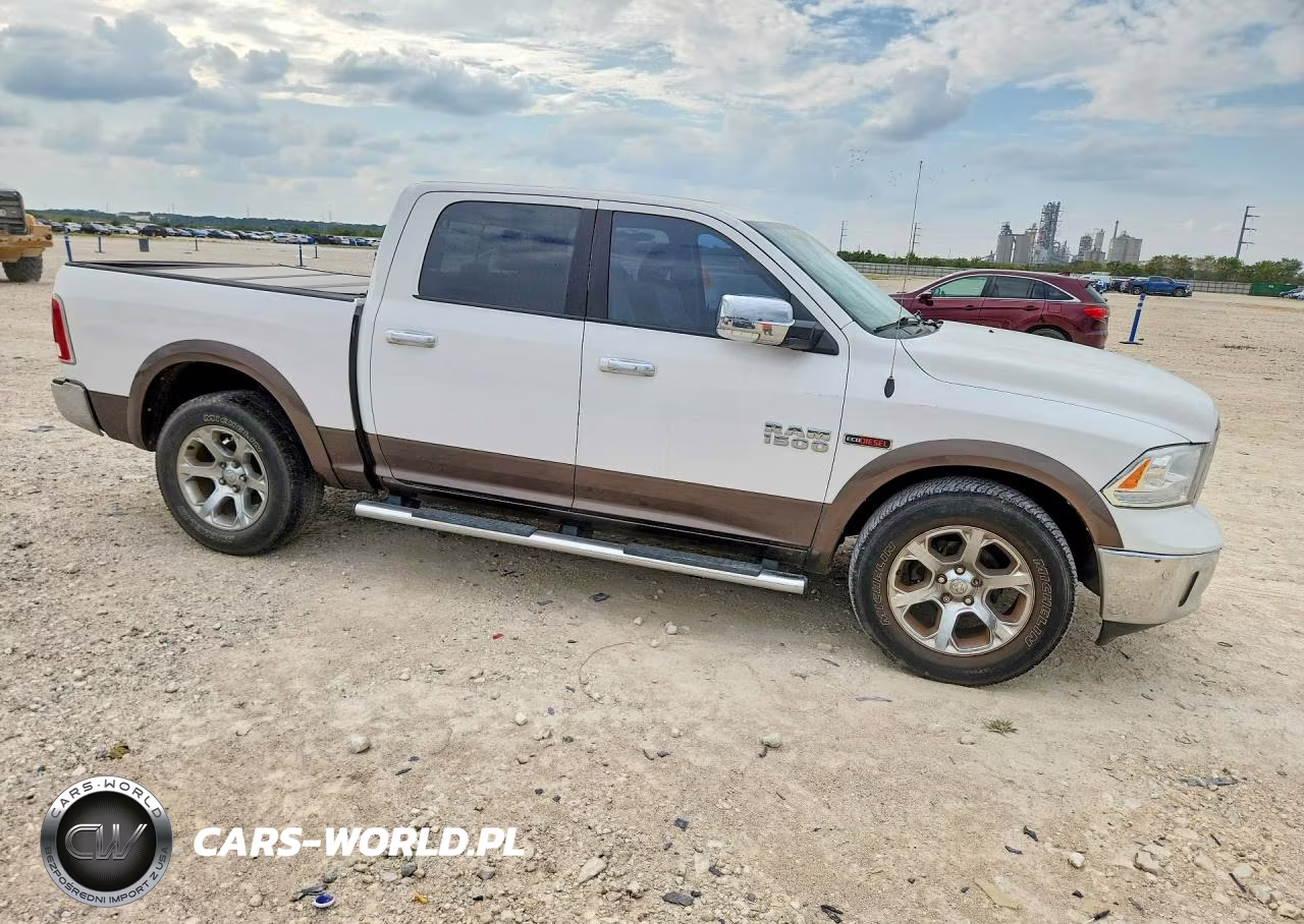 2018 Ram 1500 Laramie VIN:1C6RR6NM1JS245317 - 4