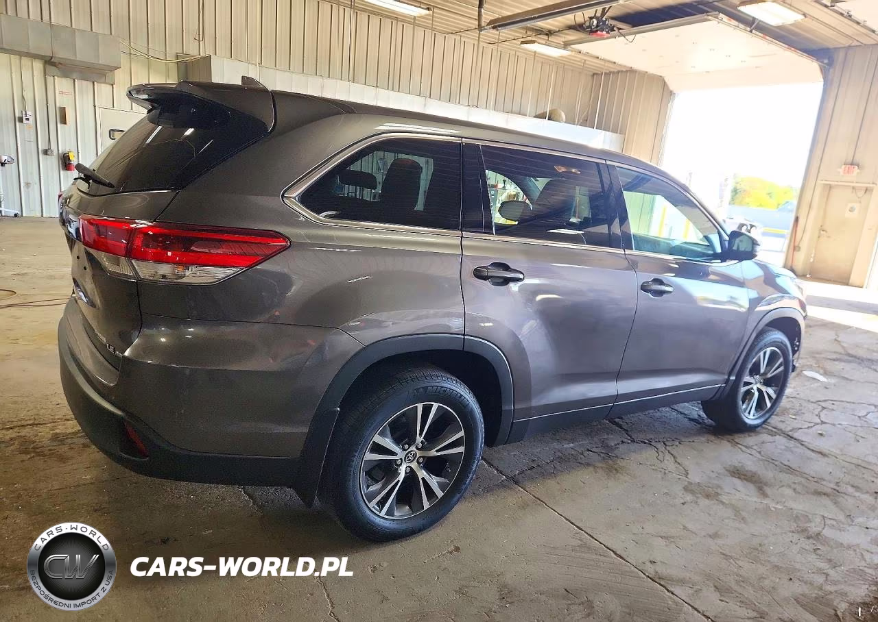 2019 Toyota Highlander Le Plus VIN:5TDBZRFH7KS922457 - 3