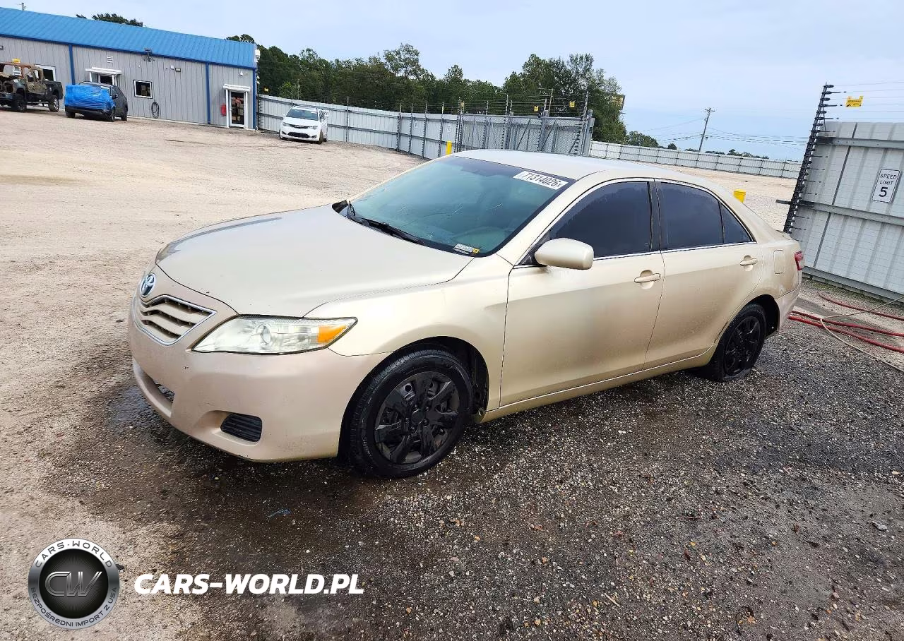 2010 Toyota Camry Le – zdjęcie 1 z 12