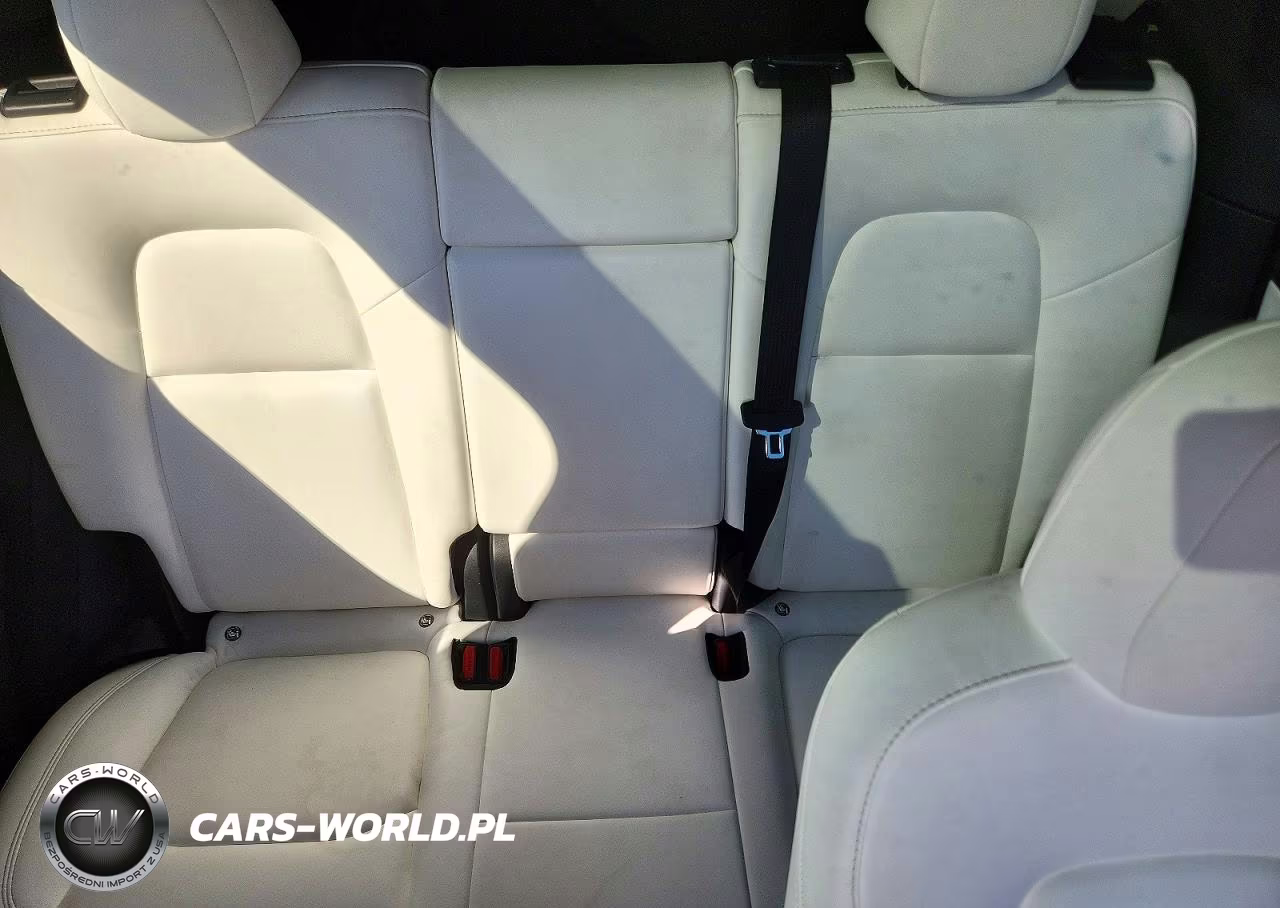 2022 Tesla Model Y VIN:7SAYGDEE2NF439190 - 10
