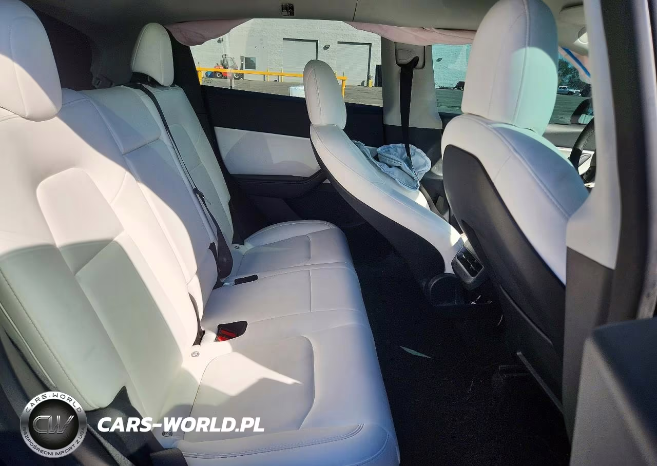 2022 Tesla Model Y VIN:7SAYGDEE2NF439190 - 11