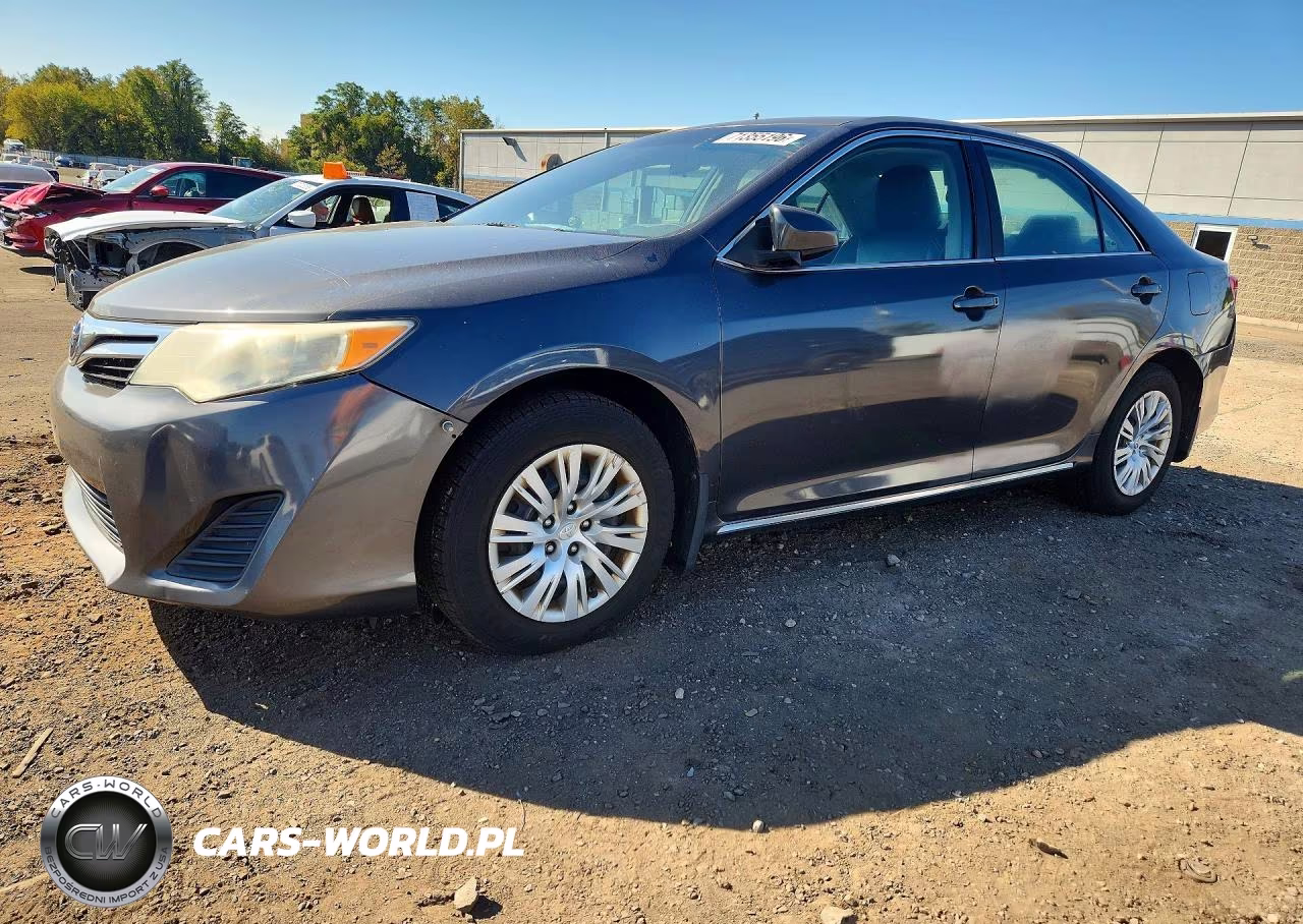 2012 Toyota Camry Le – zdjęcie 1 z 12