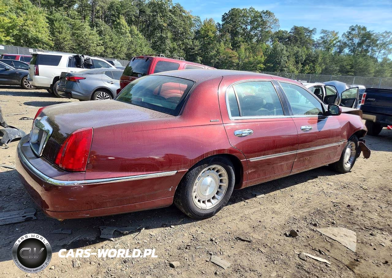 2002 Lincoln Town Car Executive VIN:1LNHM81WX2Y609069 - 3