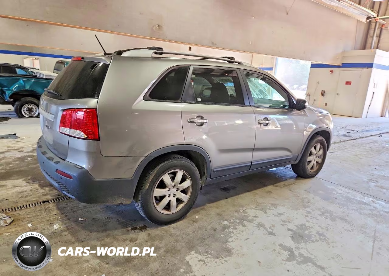 2011 Kia Sorento Lx VIN:5XYKT3A12BG185979 - 3