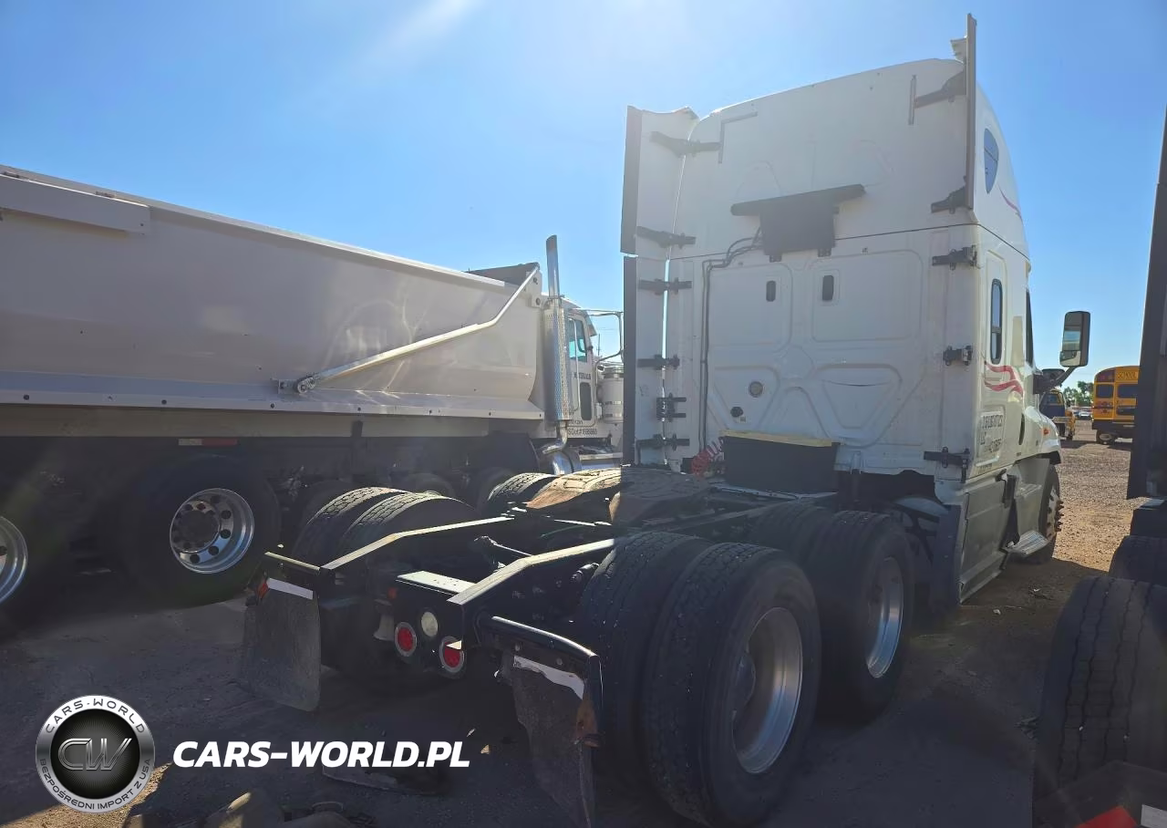 2018 Freightliner Cascadia 125 VIN:1FUJGLDR8JLJJ7179 - 3