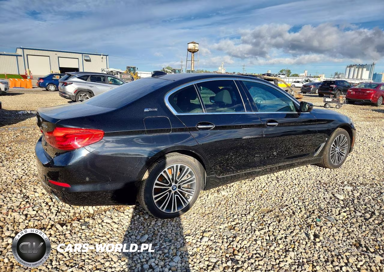 2018 BMW 530Xe VIN:WBAJB1C50JB083850 - 3