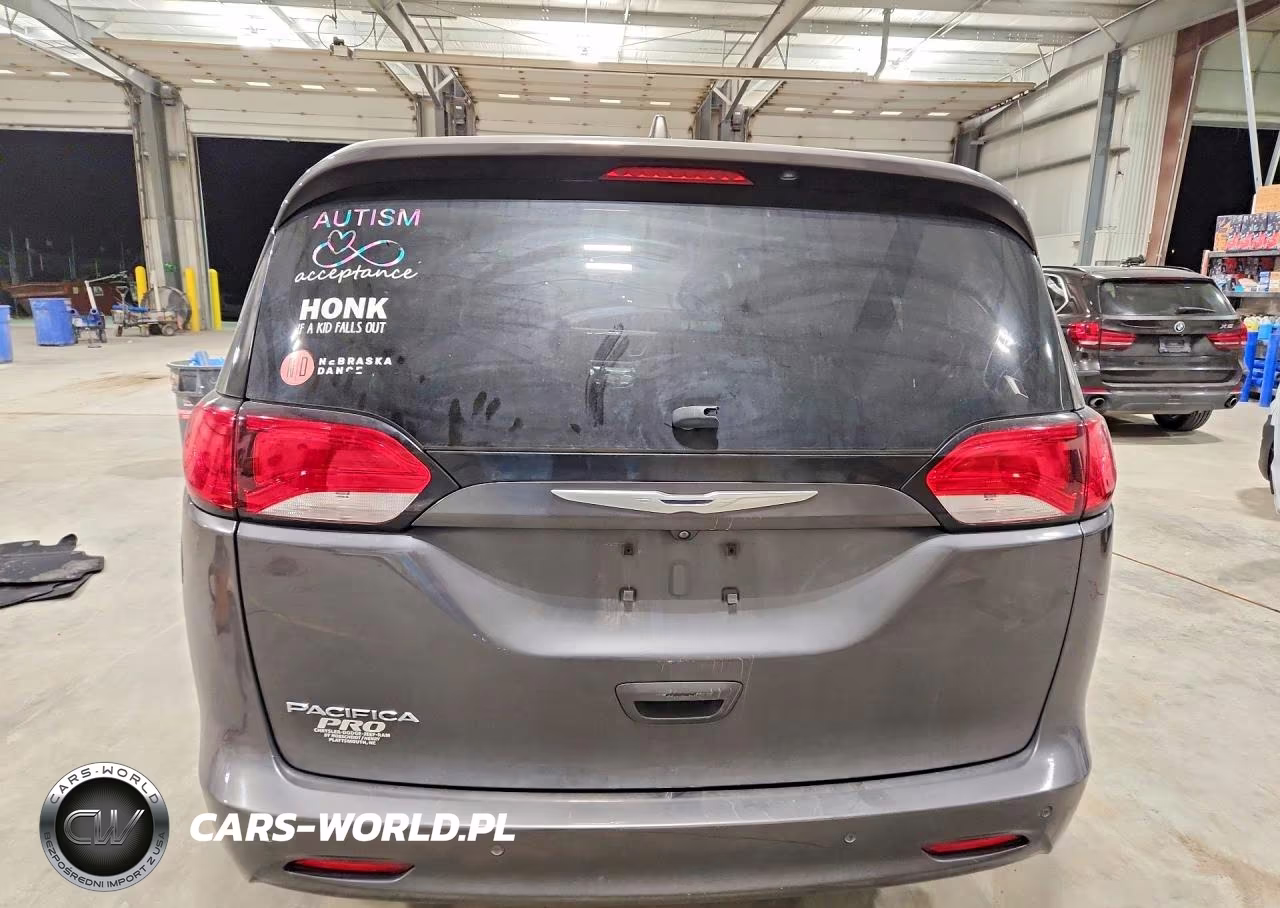2017 Chrysler Pacifica Touring VIN:2C4RC1DG7HR805099 - 6