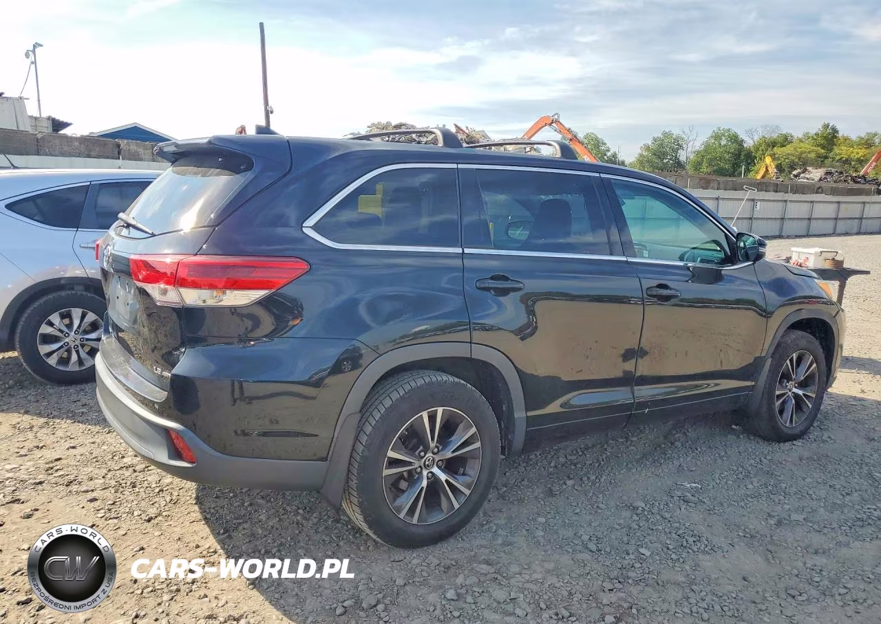 2018 Toyota Highlander Le Plus VIN:5TDBZRFHXJS904470 - 3