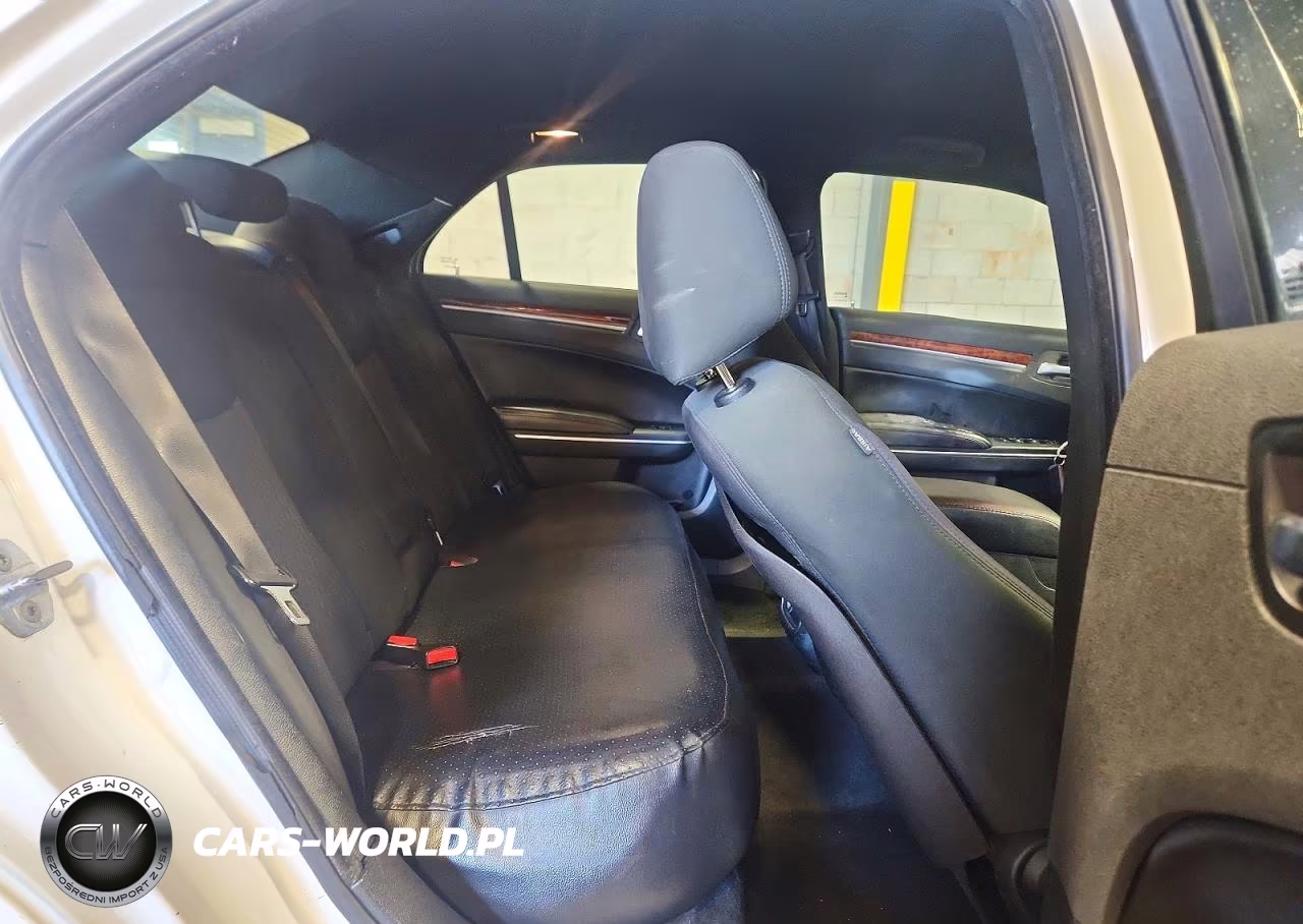 2012 Chrysler 300 VIN:2C3CCAAG6CH205946 - 10