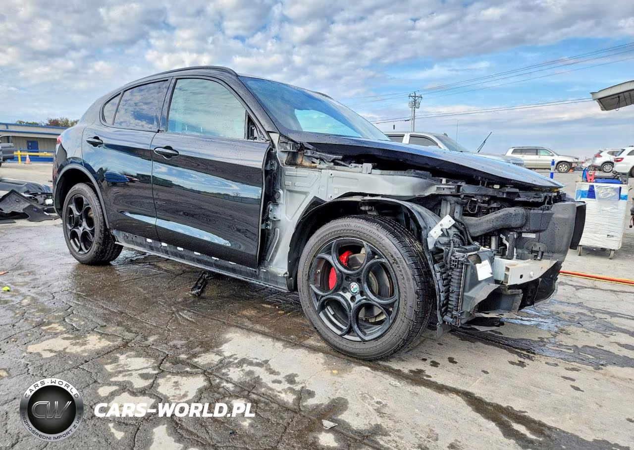 2018 Alfa Romeo Stelvio Sport VIN:ZASFAKPN3J7B69367 - 4