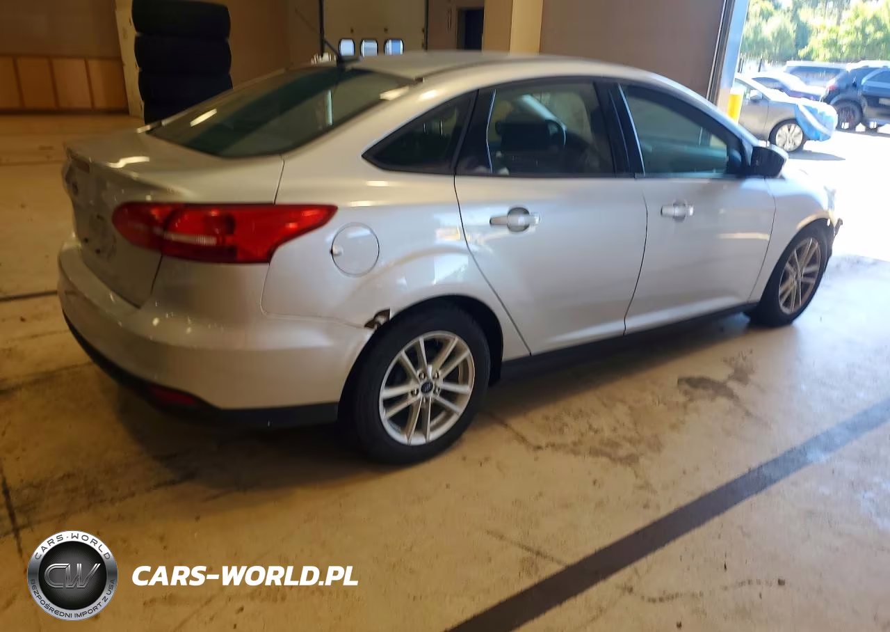 2018 Ford Focus Se VIN:1FADP3F24JL213899 - 3