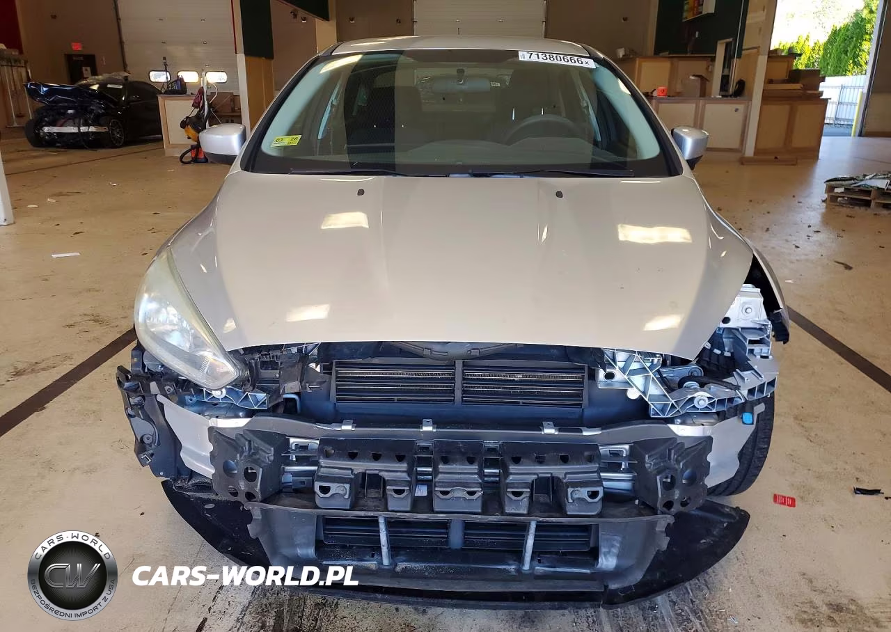 2018 Ford Focus Se VIN:1FADP3F24JL213899 - 5