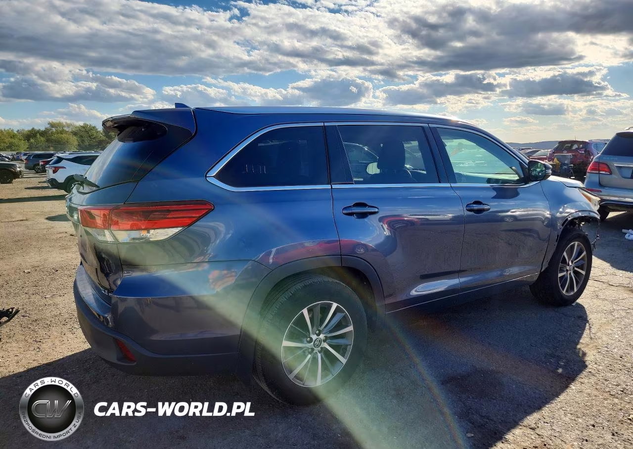 2018 Toyota Highlander Xle VIN:5TDJZRFH2JS819912 - 3