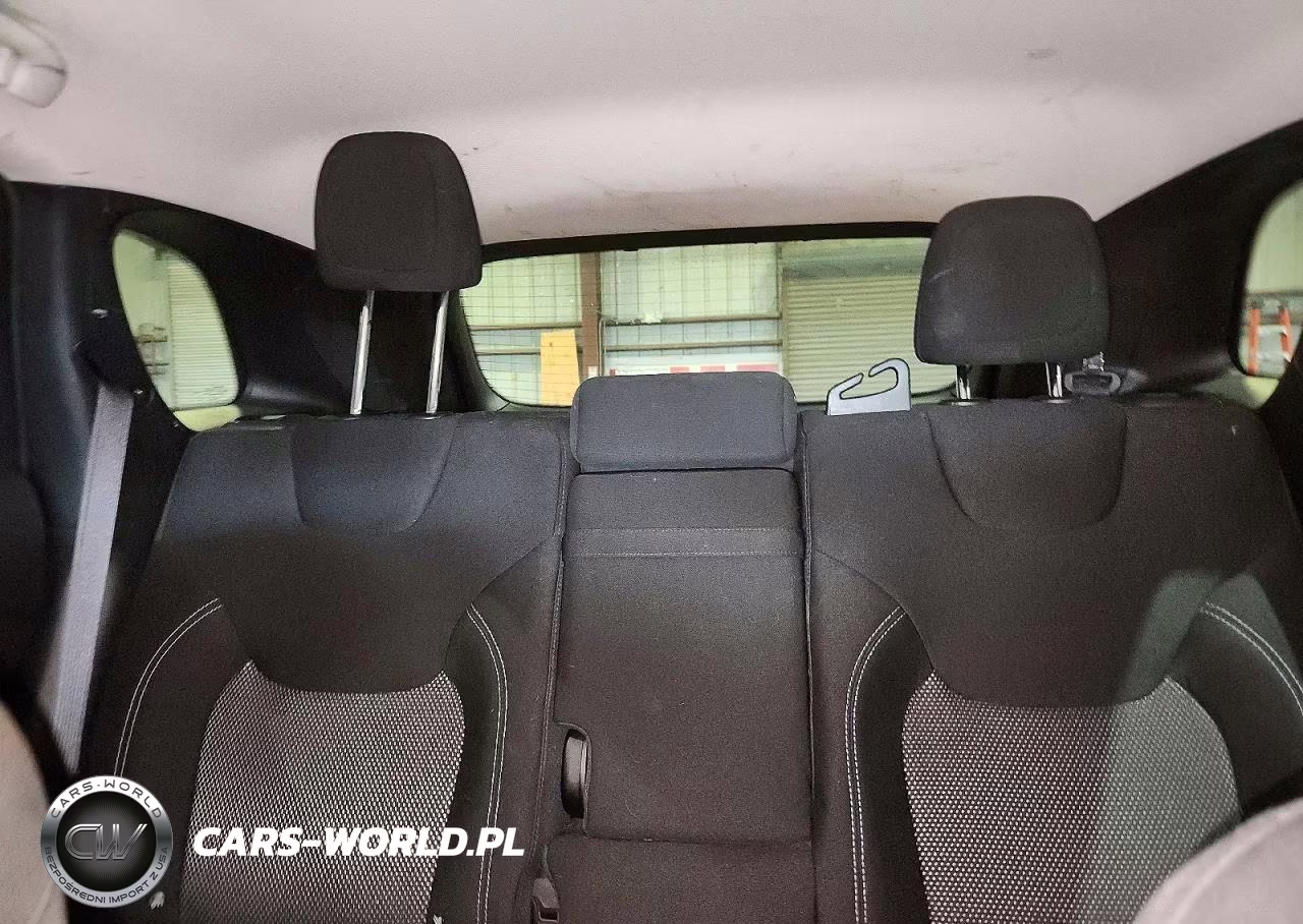 2019 Jeep Cherokee Latitude VIN:1C4PJLCB7KD187212 - 10