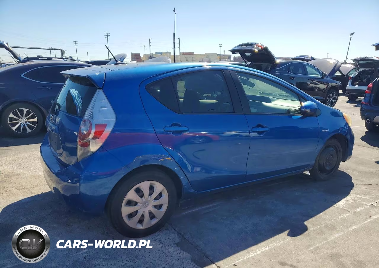 2013 Toyota Prius C Three VIN:JTDKDTB38D1535079 - 3