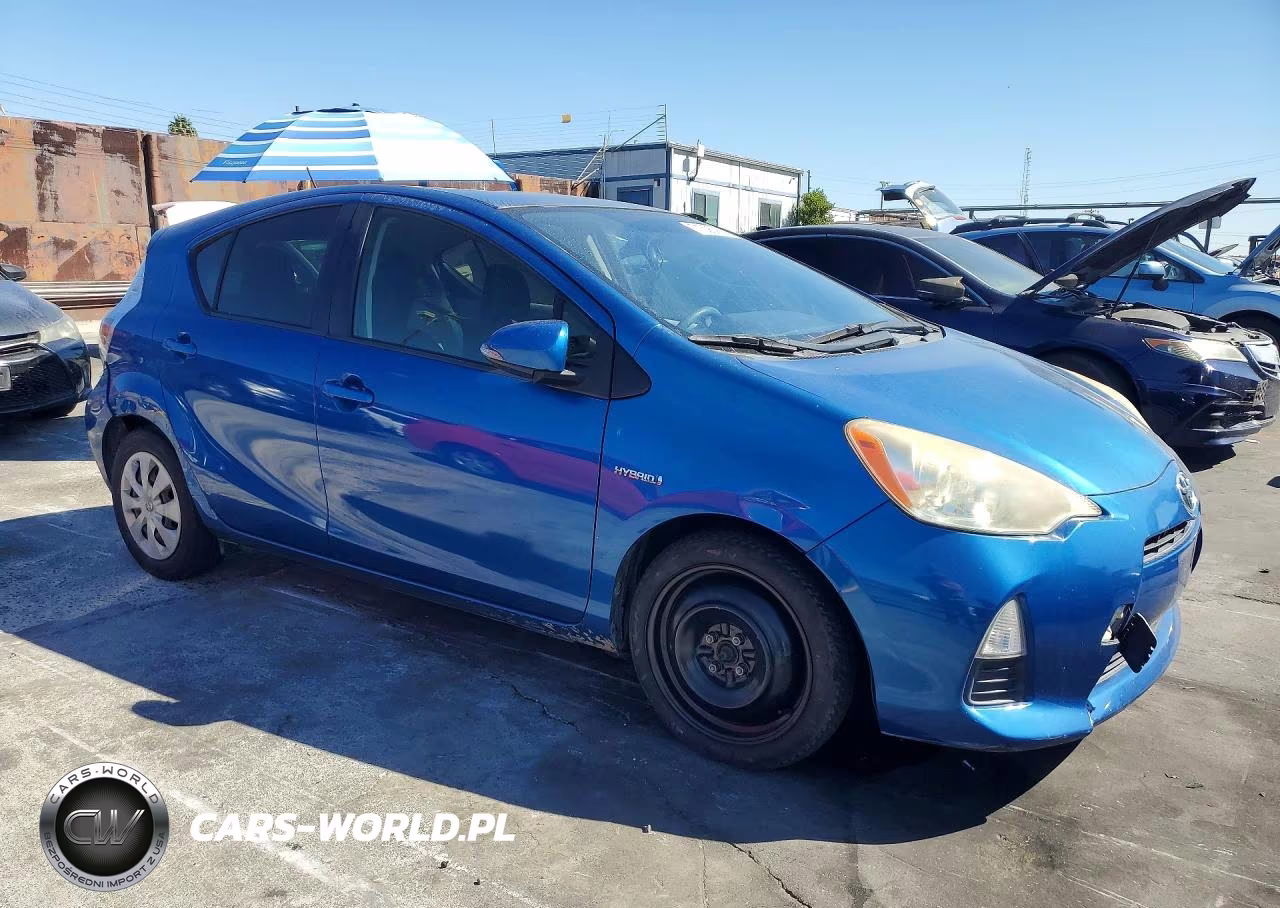 2013 Toyota Prius C Three VIN:JTDKDTB38D1535079 - 4