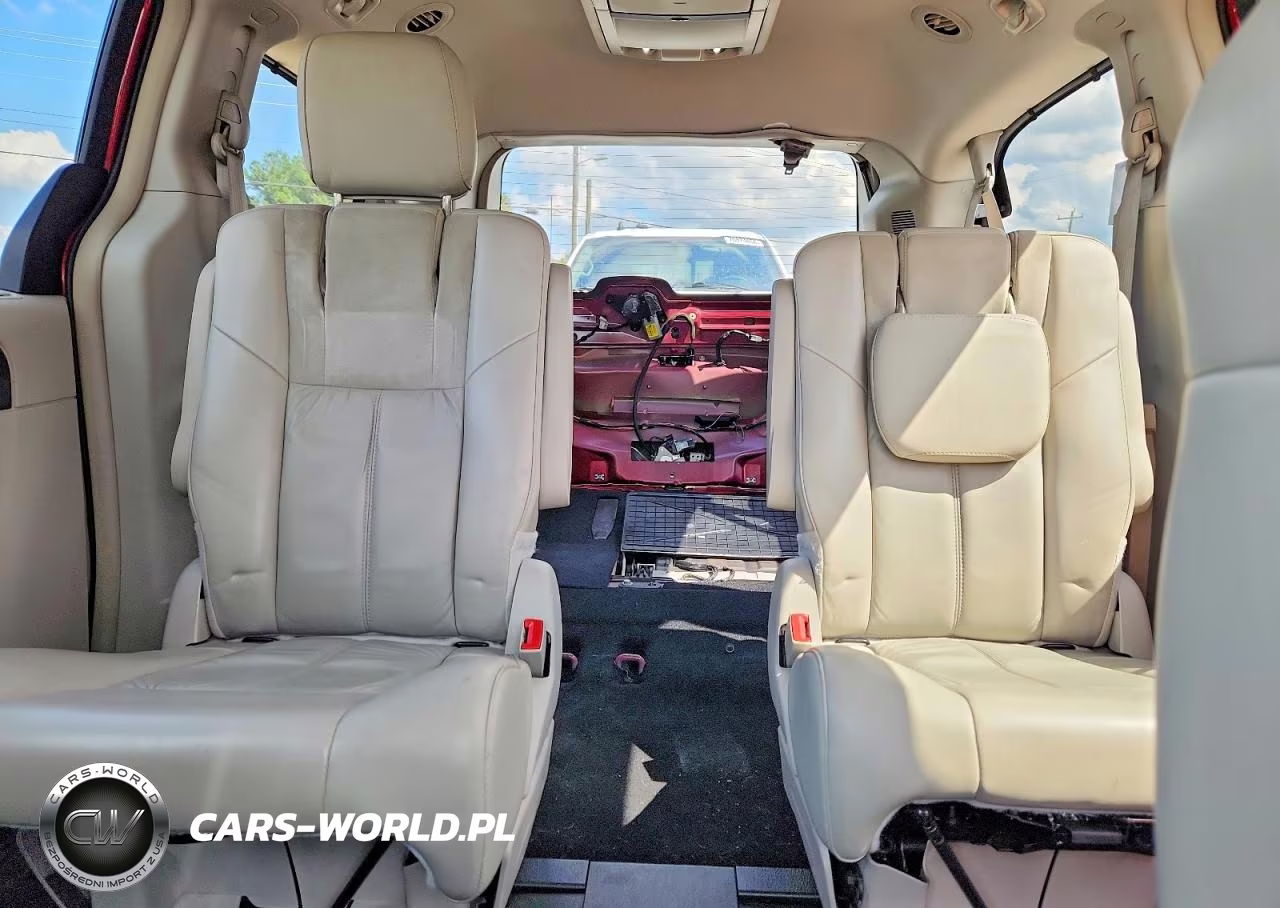 2015 Chrysler Town & Country Limited Platinum VIN:2C4RC1GG4FR710895 - 10