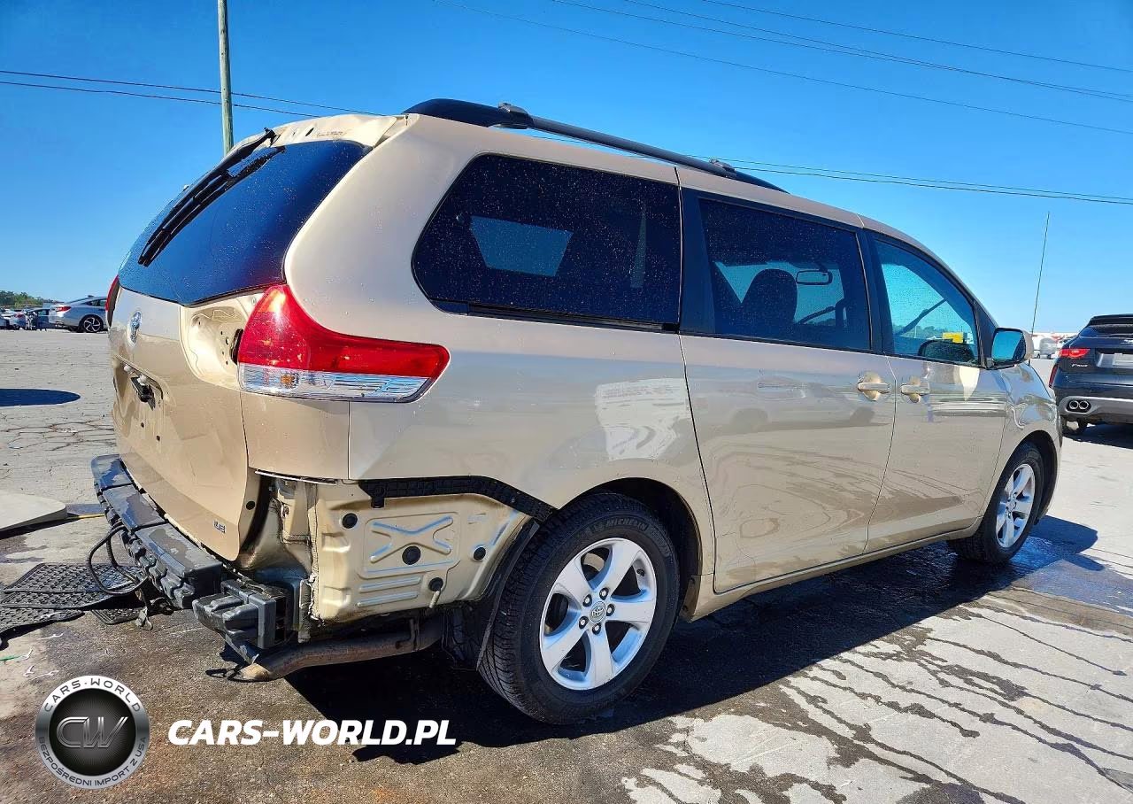 2012 Toyota Sienna Le VIN:5TDKK3DC5CS257147 - 3