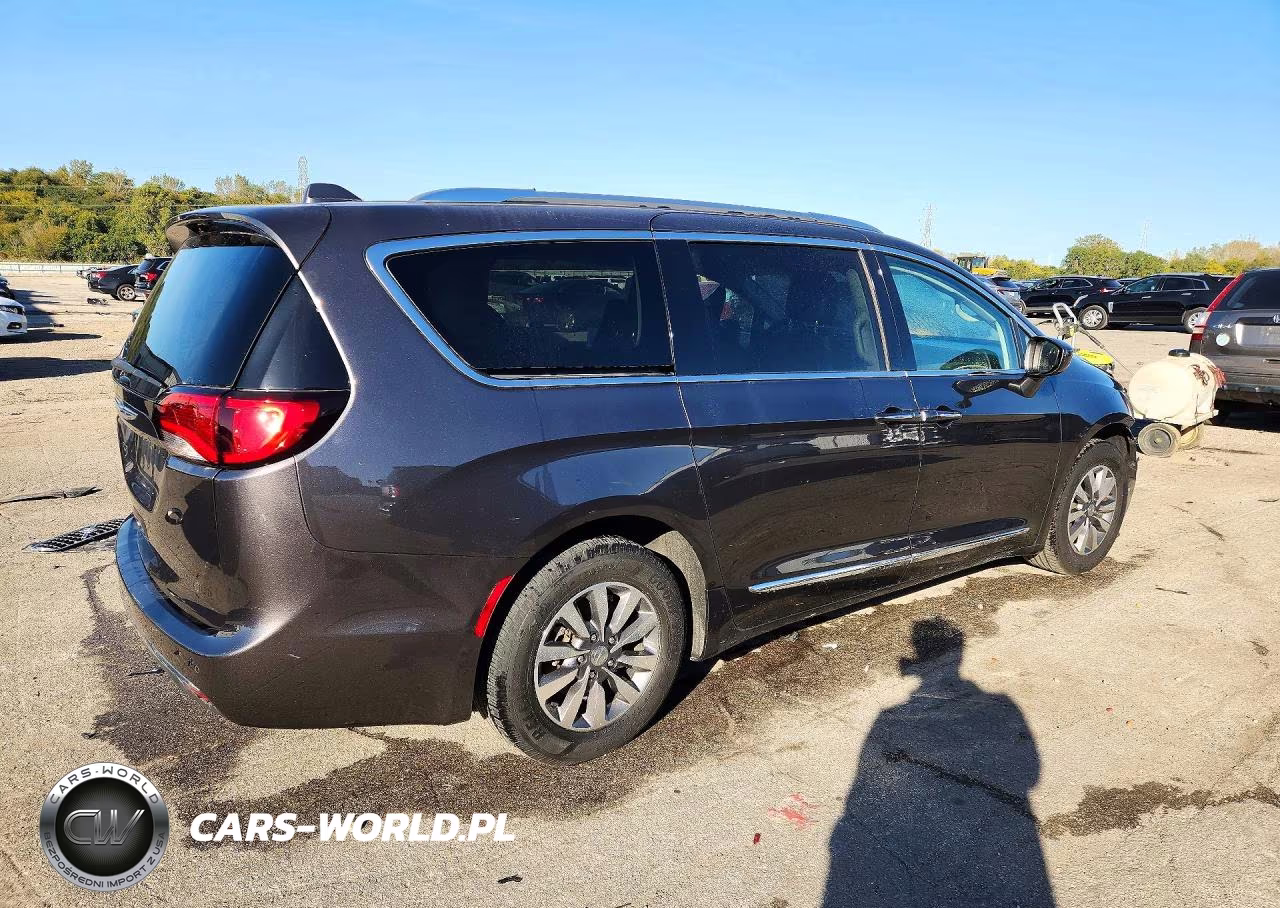 2020 Chrysler Pacifica Touring L Plus VIN:2C4RC1EG0LR245594 - 3